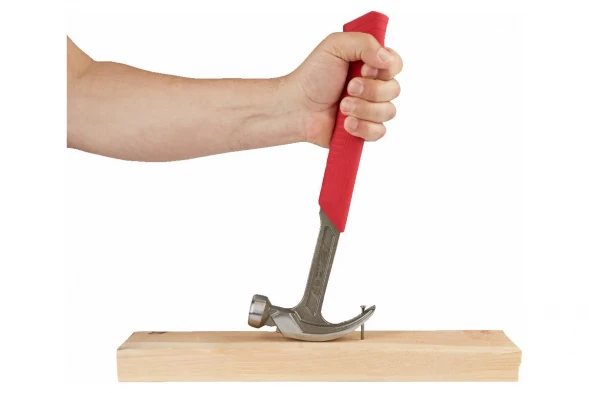 Молоток стальной Milwaukee с закругленным гвоздодером 20 унций, 570 г