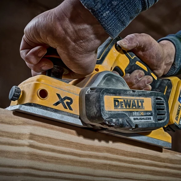 Рубанок аккумуляторный DEWALT DCP580P2, 18 В, 15000 об/мин, 82 мм, с 2 АКБ 5 Ач и ЗУ, в кейсе TSTAK (DCP580P2-QW)