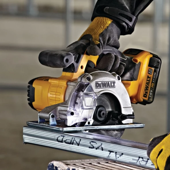  Дисковая пила аккумуляторная DEWALT DCS373NT, 18 В, 140 мм, 3700 об/мин, без АКБ и ЗУ, в кейсе TSTAK (DCS373NT-XJ)