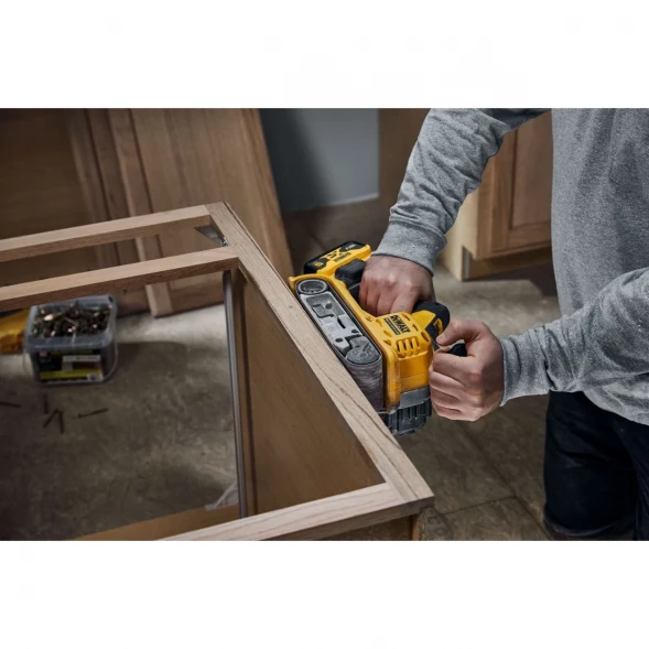  Ленточная шлифмашина аккумуляторная DEWALT DCW220N, 18 В, 320 м/мин, без АКБ и ЗУ (DCW220N-XJ)