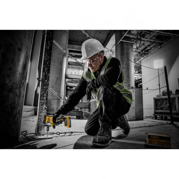 Гайковерт аккумуляторный DEWALT DCF921P2G, 18 В, 610 Нм, 3550 уд/мин, с 2 АКБ 5 Ач и ЗУ, в чехле (DCF921P2G-QW)