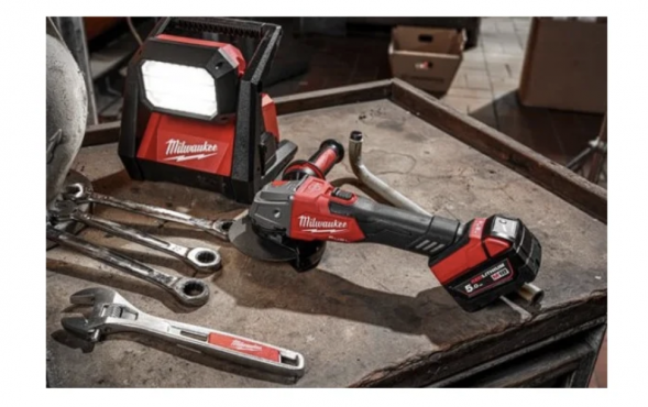 Угловая шлифмашина аккумуляторная Milwaukee M18 FSAG125XB-502X FUEL